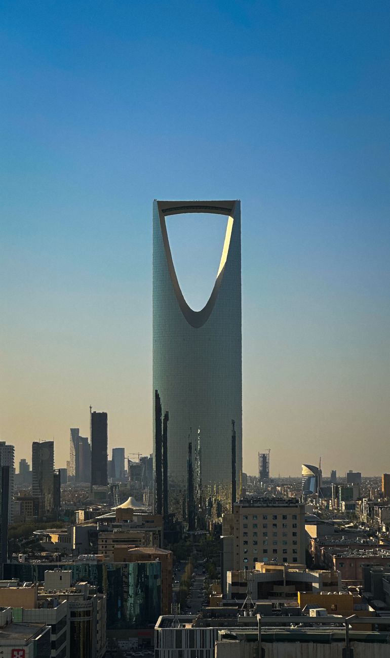 kingdom tower against riyadh skyline at daytime - Photo by Grbr Snts